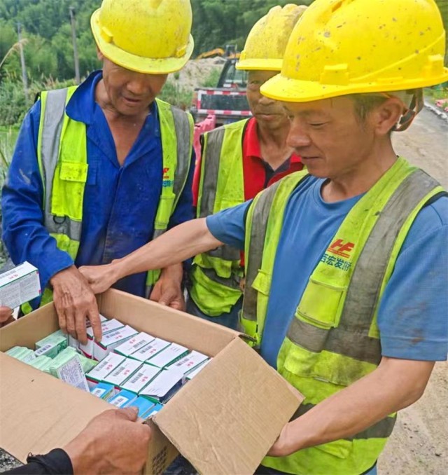 防暑有“凉”策！崇义建筑工地战高温保生产