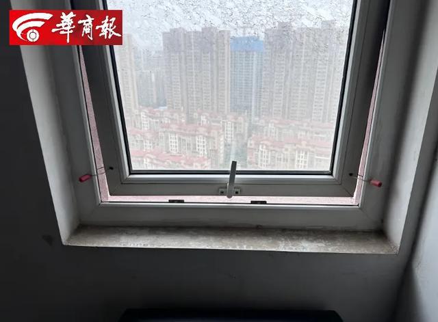 西安一小区29楼扔下两罐饮料砸伤女子！此前还多次抛下剪刀、装修板材等→(图4)