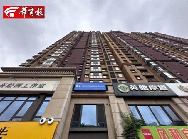 西安一小区29楼扔下两罐饮料砸伤女子！此前还多次抛下剪刀、装修板材等→(图1)