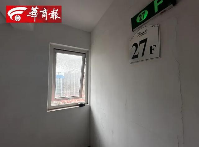 西安一小区29楼扔下两罐饮料砸伤女子！此前还多次抛下剪刀、装修板材等→(图5)