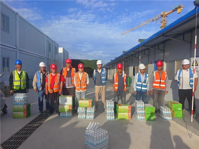 中国十七冶集团瑞璟云府房地产开发项目部开展夏日送清凉活动