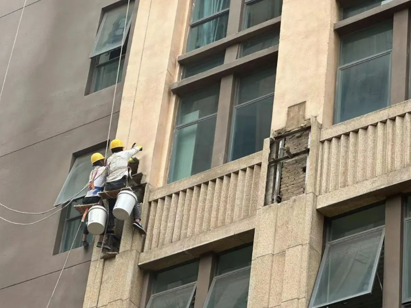 外卖员被小区外墙装饰砖砸中身亡业主称系19岁兼职大学生多方回应