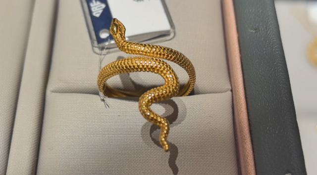 乌鲁木齐市米东区：农历蛇年将至金饰、文创等蛇年产品热销(图2)