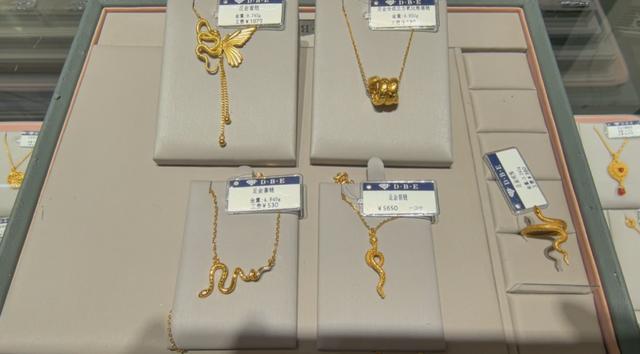 乌鲁木齐市米东区：农历蛇年将至金饰、文创等蛇年产品热销