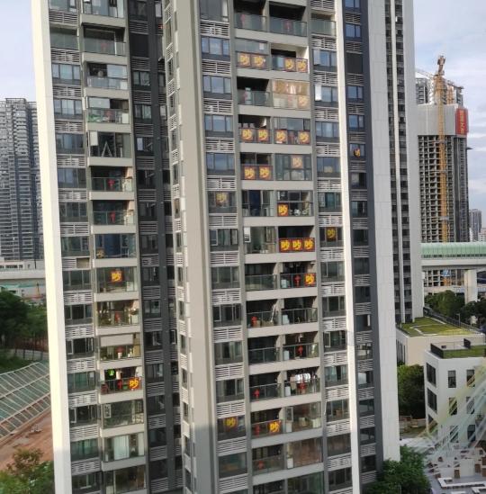 吵吵吵深圳一小区业主忍不了！阳台上贴满“吵”