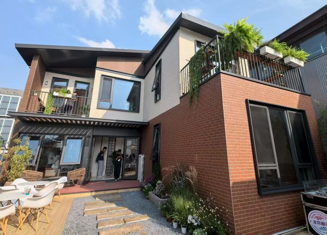 熊猫体育网站：服贸会“好房子”：小三居收纳增55%7天装出200平米农宅(图2)