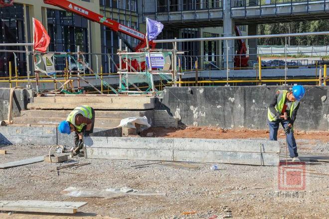熊猫体育平台：【现场】晋城一医院建设！300余名工人激战正酣……(图4)