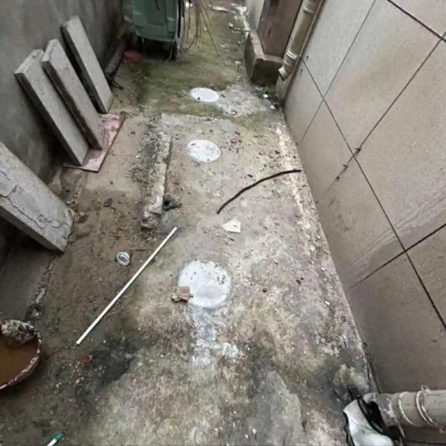 别墅业主挖300平地下室楼栋32户现“蜘蛛网”裂痕背后竟是建筑公司老板