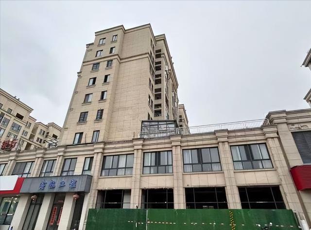 别墅业主挖300平地下室楼栋32户现“蜘蛛网”裂痕背后竟是建筑公司老板(图2)