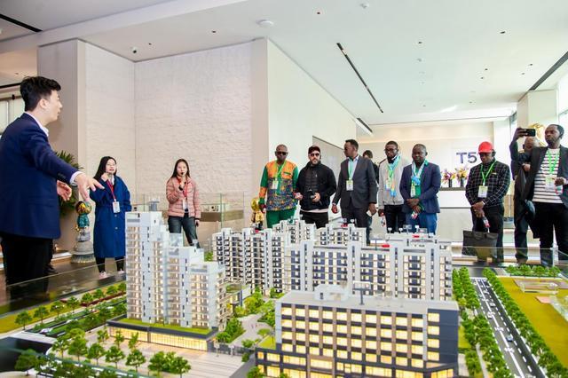 “像造汽车一样造房子”!非洲10国媒体人探访北京大兴国际航空社区项目(图2)