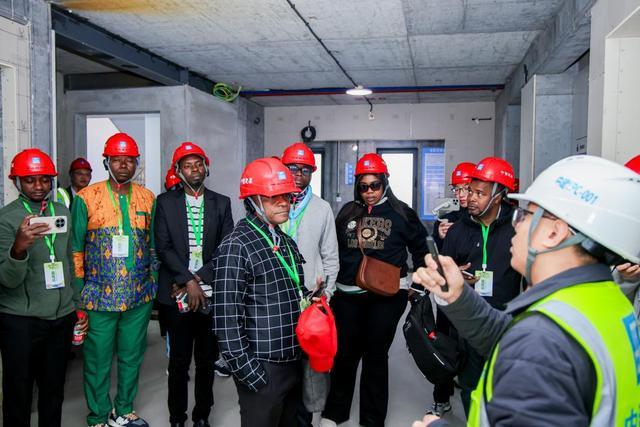 “像造汽车一样造房子”!非洲10国媒体人探访北京大兴国际航空社区项目(图3)