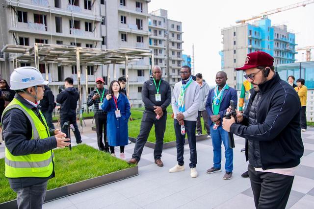 “像造汽车一样造房子”!非洲10国媒体人探访北京大兴国际航空社区项目(图4)