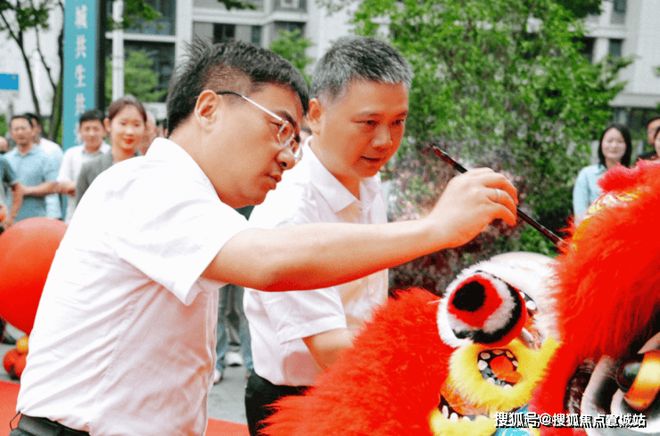 熊猫体育平台：✨奉发·晶海央境售楼处：82-132㎡精装房雕琢奉贤人居范本(图6)