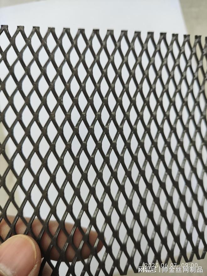 铝板网网面层：机房吸音降噪建筑幕墙装饰的轻盈铠甲