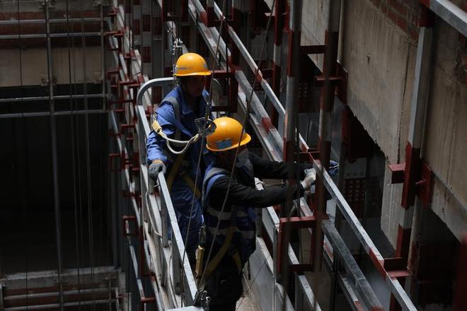 熊猫体育：武汉工人通宵施工后被压价愤怒砸装修现场引发关注(图2)