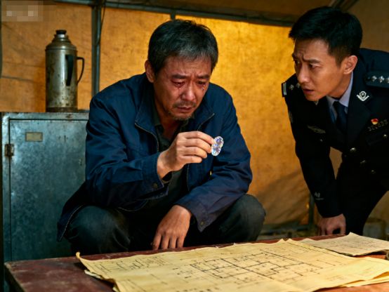 熊猫体育平台：男子花三千万买老旧小区装修时墙中惊现骸骨发卡牵出二十年悬案(图2)