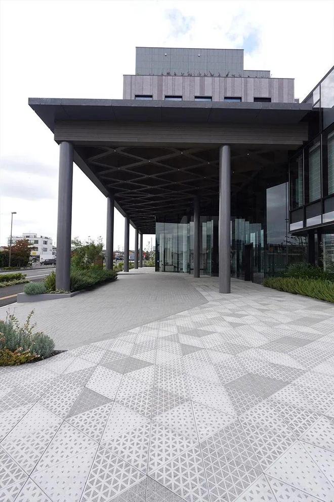 熊猫体育平台：当酒店不再依赖装饰——从日本AtagoHotel的砼画应用看建筑表皮的“长期价值”(图2)