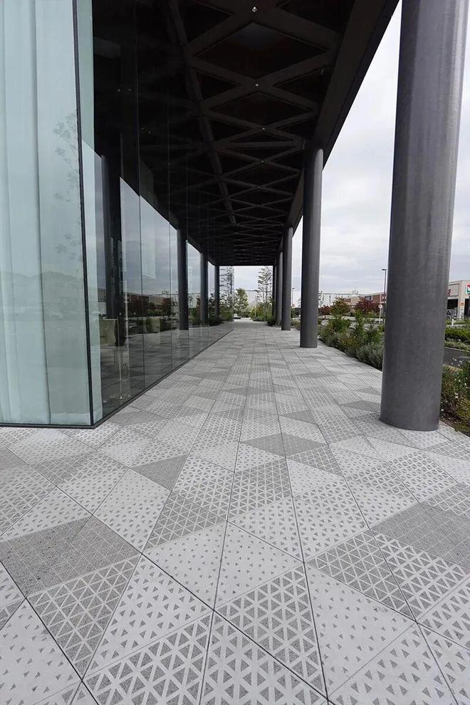 熊猫体育平台：当酒店不再依赖装饰——从日本AtagoHotel的砼画应用看建筑表皮的“长期价值”(图3)